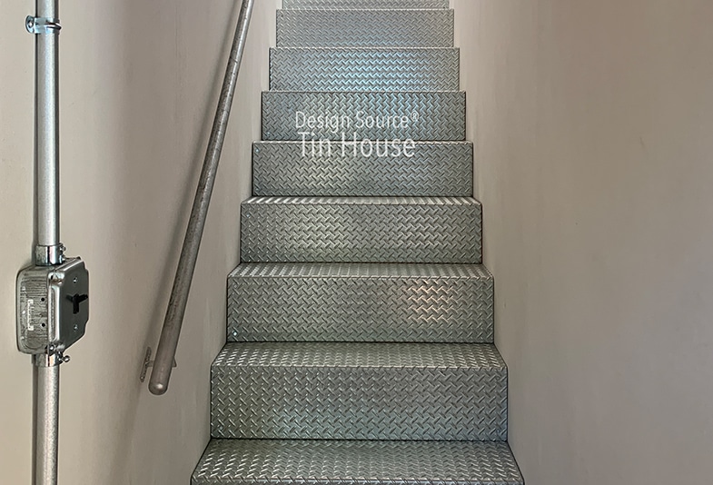 ティンハウス(Tin House)階段