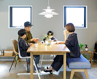 ライフレーベルとイデーとのコラボ住宅 HOUSE CANVAS （ハウスキャンバス）千葉県H様邸 IDÉEのダイニングテーブル