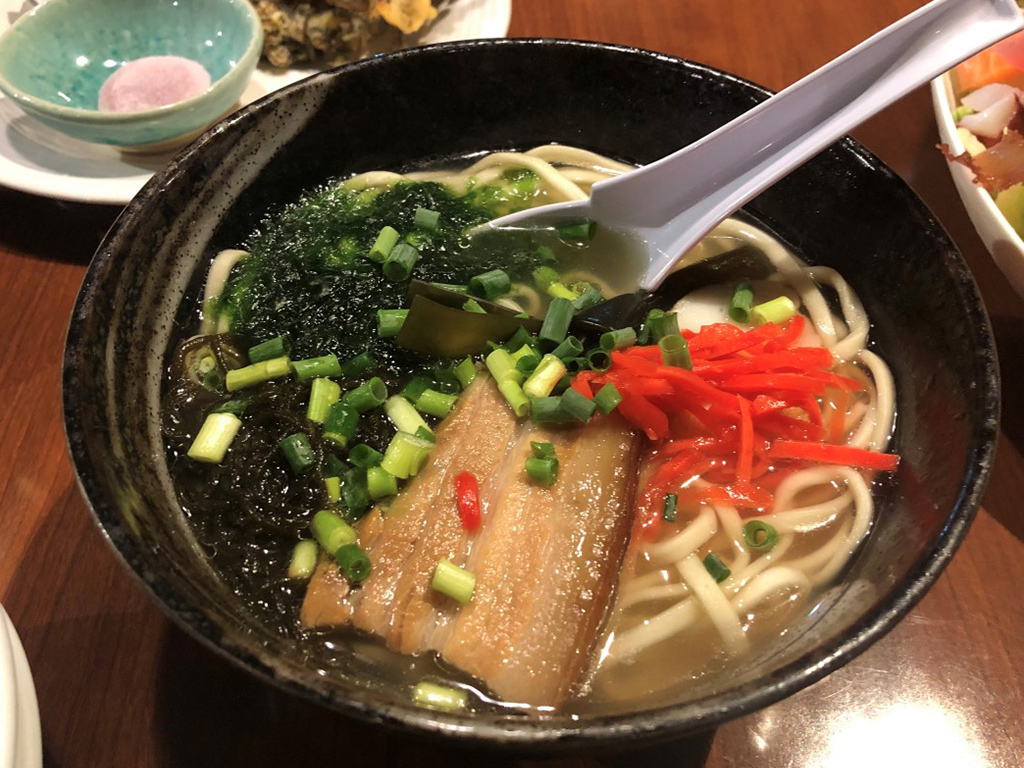 沖縄名物ソーキそば